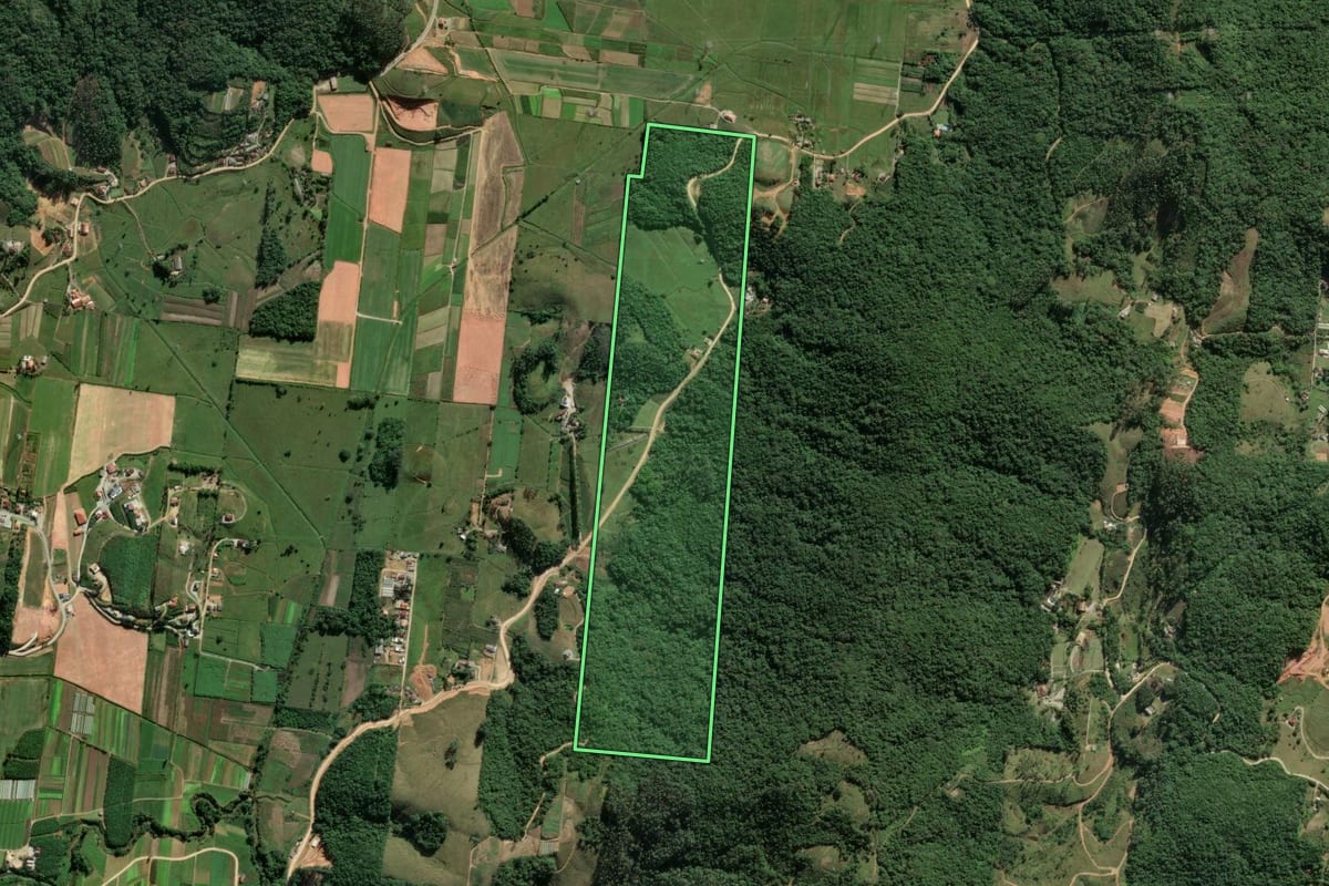 Imagem de satélite do imóvel rural em Antônio Carlos (SC), com o contorno declarado no CAR desenhado por cima.