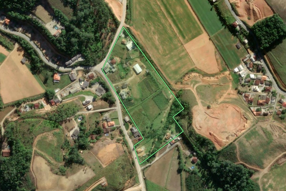 Imagem de satélite do imóvel rural em Antônio Carlos (SC), com o contorno declarado no CAR desenhado por cima.