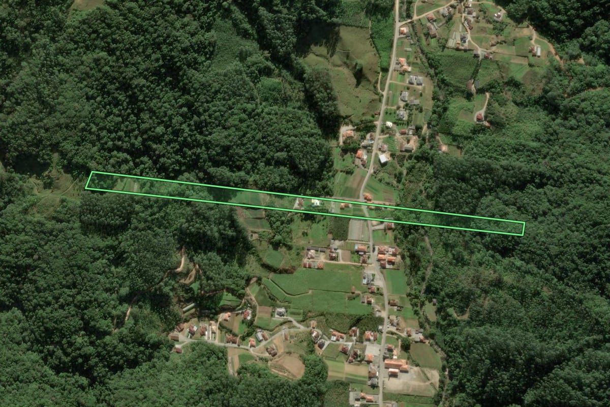 Imagem de satélite do imóvel rural em Antônio Carlos (SC), com o contorno declarado no CAR desenhado por cima.