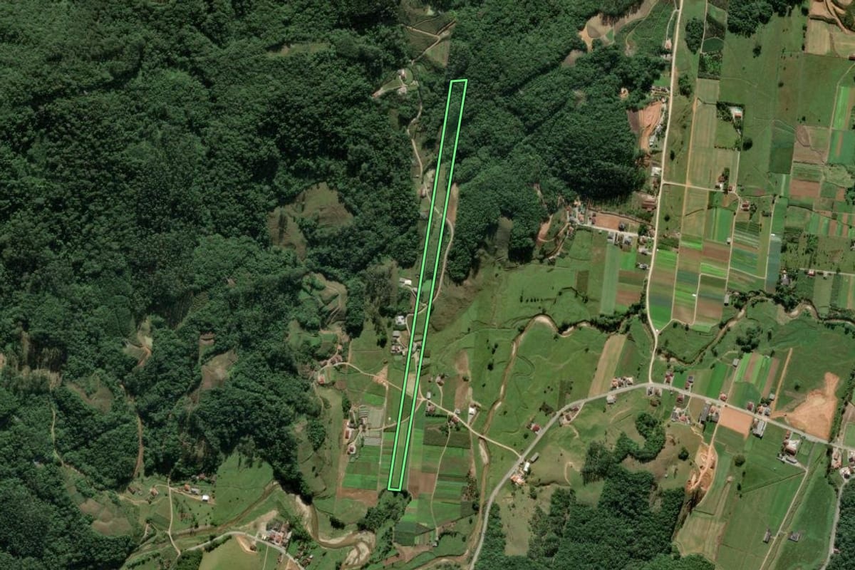 Imagem de satélite do imóvel rural em Antônio Carlos (SC), com o contorno declarado no CAR desenhado por cima.