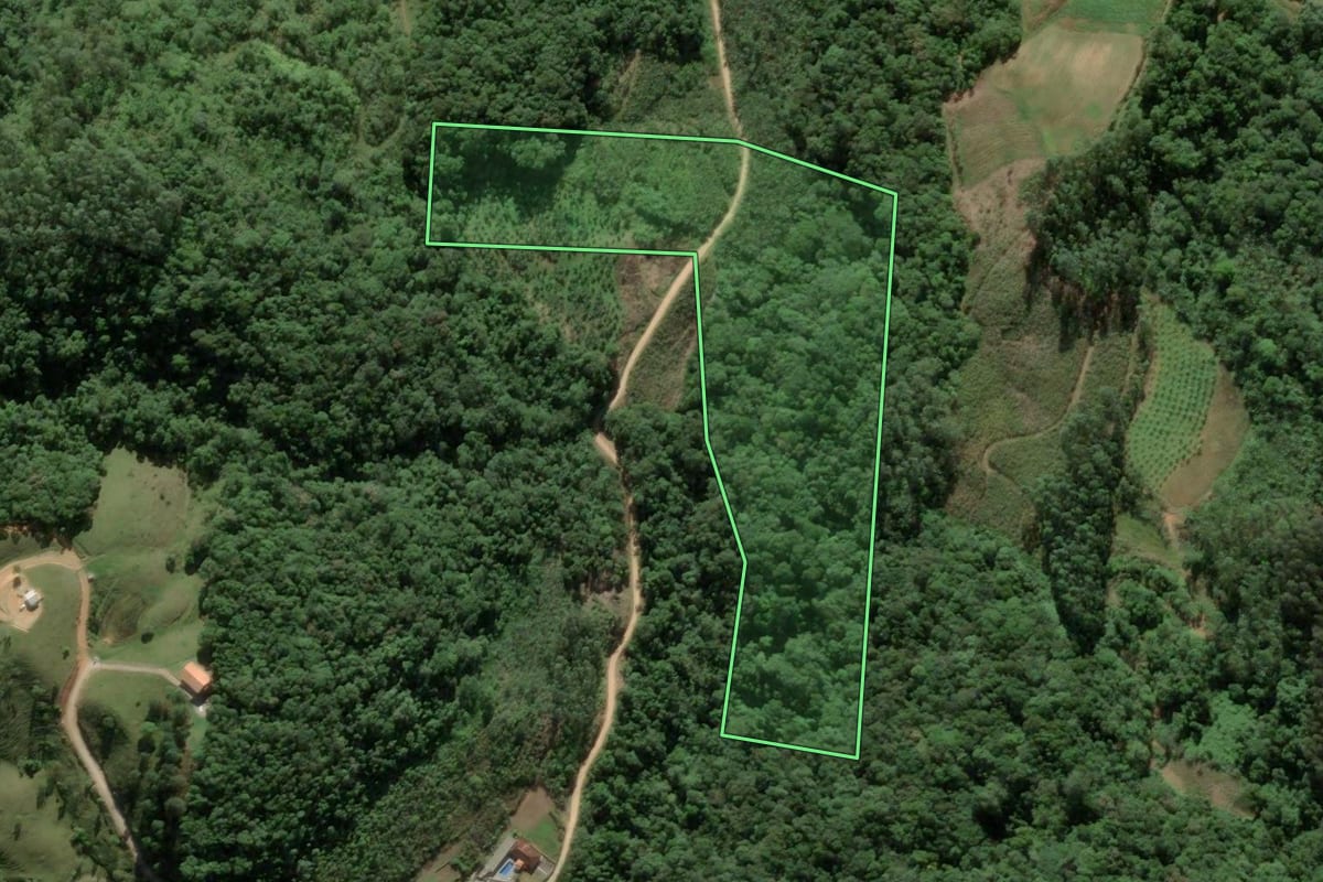 Imagem de satélite do imóvel rural em Antônio Carlos (SC), com o contorno declarado no CAR desenhado por cima.