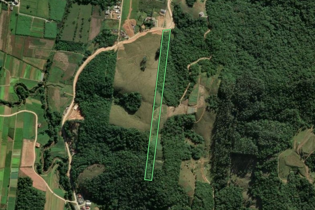 Imagem de satélite do imóvel rural em Antônio Carlos (SC), com o contorno declarado no CAR desenhado por cima.