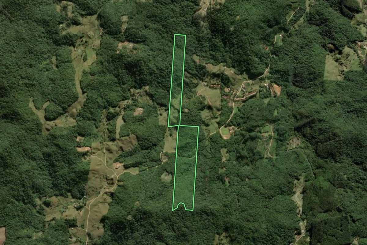 Imagem de satélite do imóvel rural em Antônio Carlos (SC), com o contorno declarado no CAR desenhado por cima.