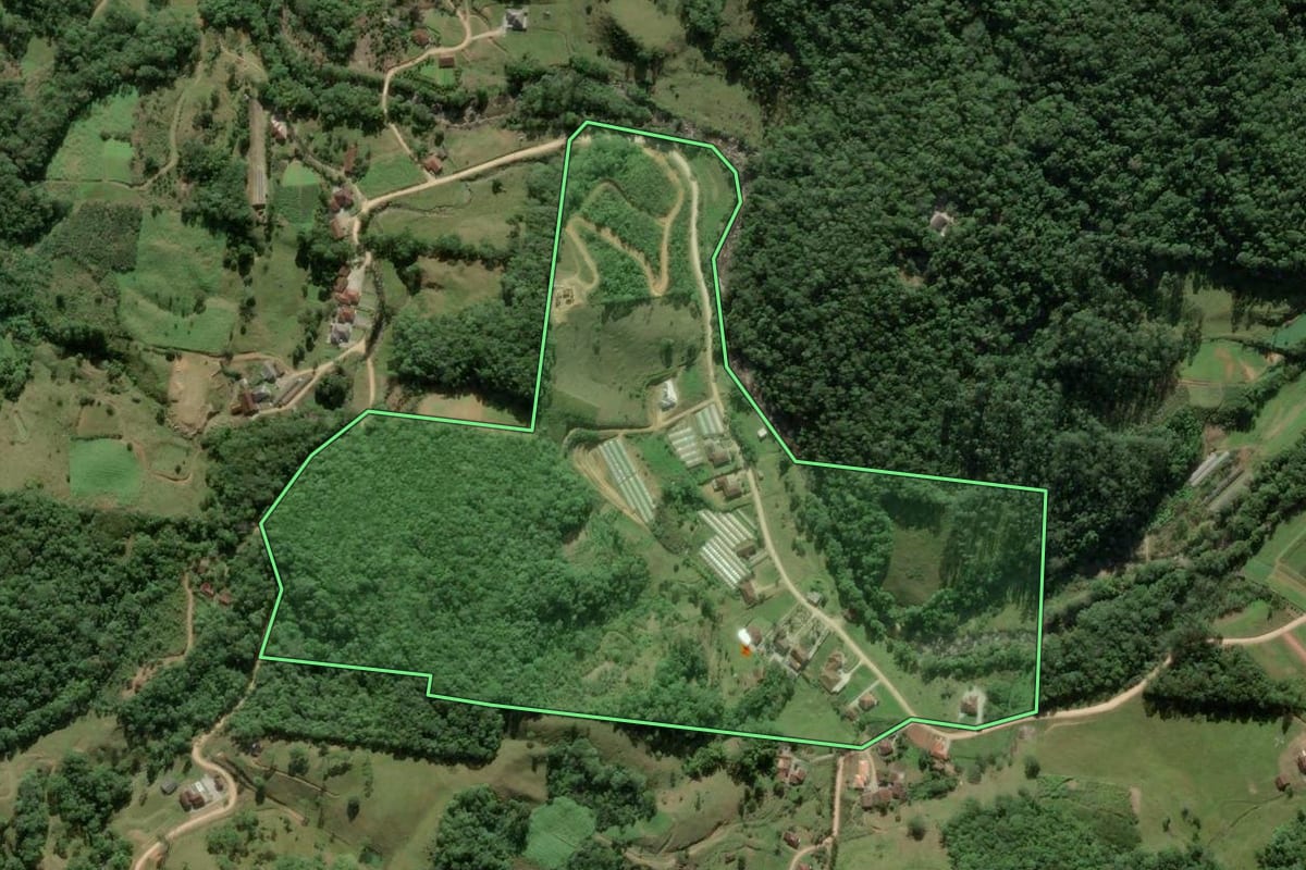 Imagem de satélite do imóvel rural em Antônio Carlos (SC), com o contorno declarado no CAR desenhado por cima.