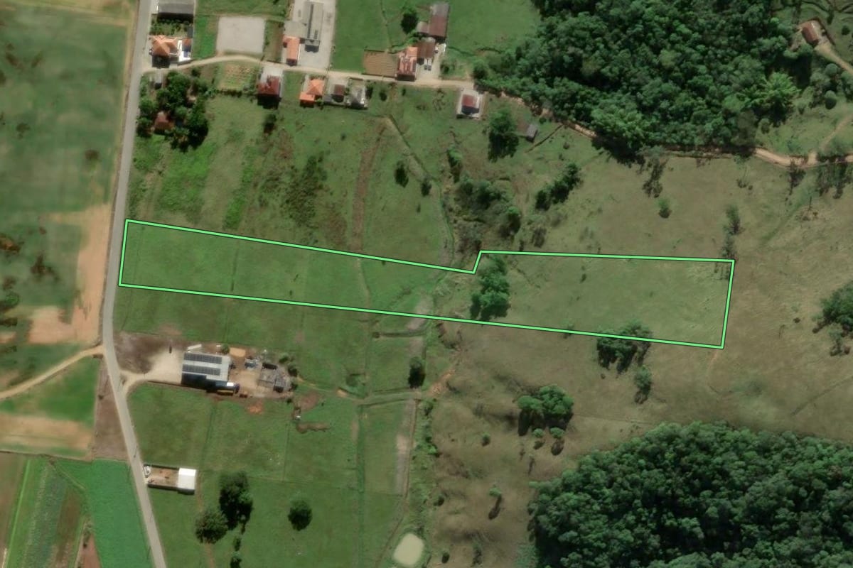 Imagem de satélite do imóvel rural em Antônio Carlos (SC), com o contorno declarado no CAR desenhado por cima.