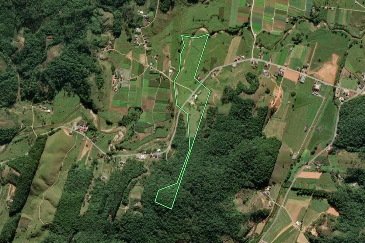 Imagem de satélite do imóvel rural em Antônio Carlos (SC), com o contorno declarado no CAR desenhado por cima.