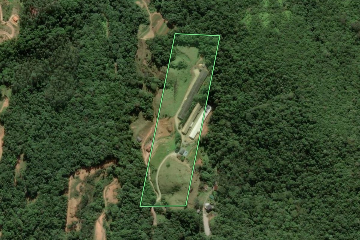 Imagem de satélite do imóvel rural em Antônio Carlos (SC), com o contorno declarado no CAR desenhado por cima.