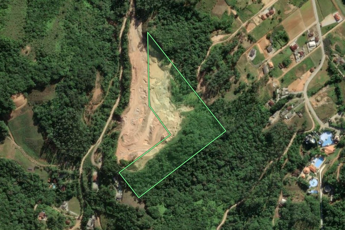 Imagem de satélite do imóvel rural em Antônio Carlos (SC), com o contorno declarado no CAR desenhado por cima.