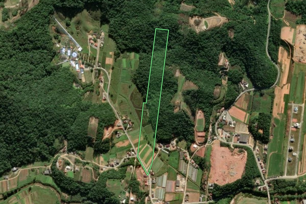 Imagem de satélite do imóvel rural em Antônio Carlos (SC), com o contorno declarado no CAR desenhado por cima.