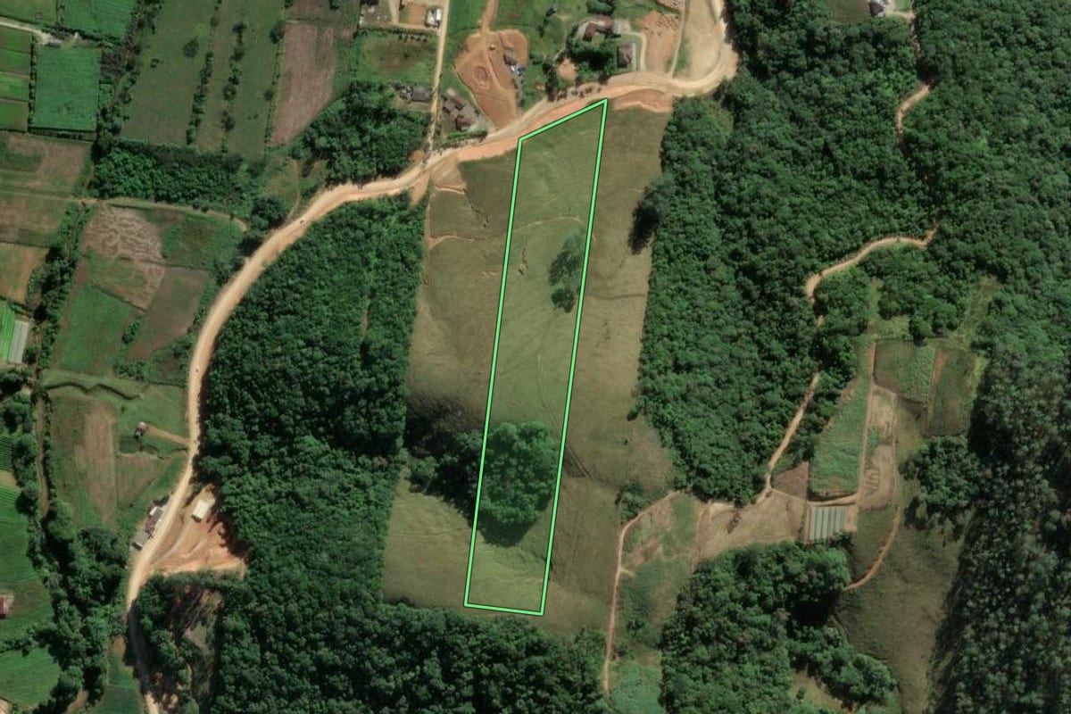 Imagem de satélite do imóvel rural em Antônio Carlos (SC), com o contorno declarado no CAR desenhado por cima.
