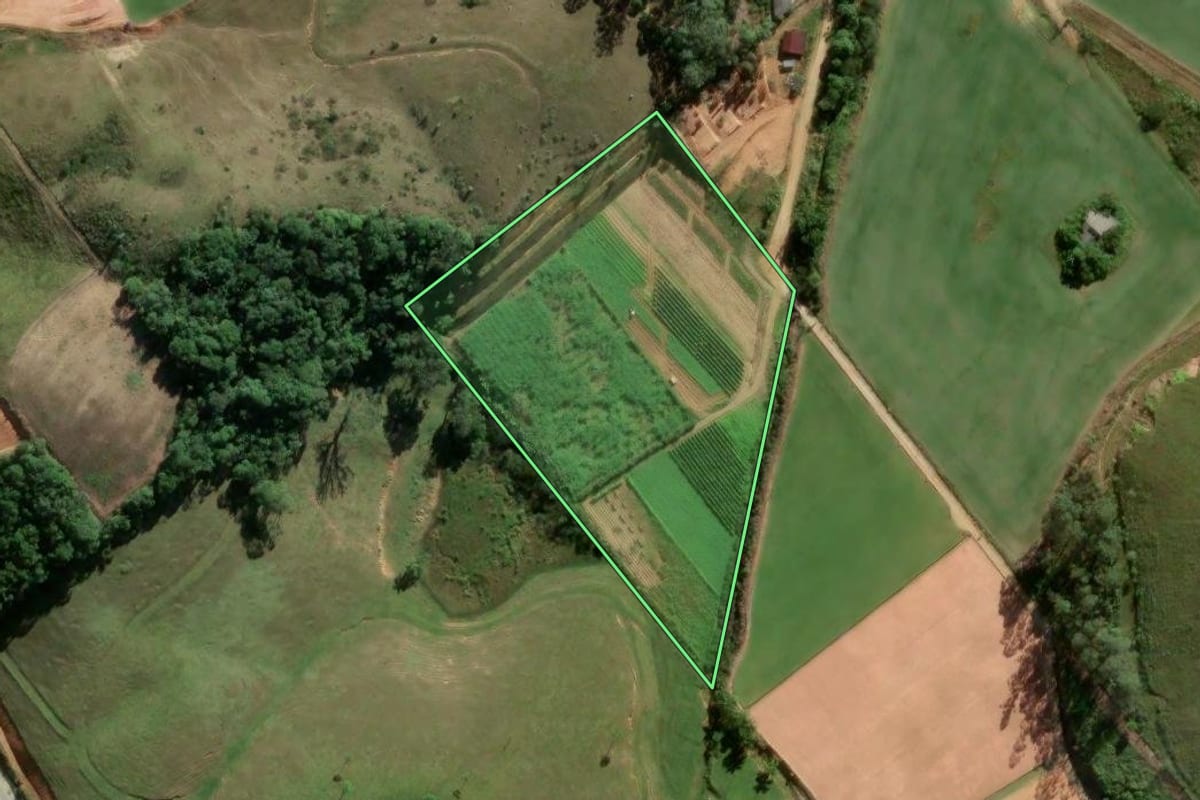 Imagem de satélite do imóvel rural em Antônio Carlos (SC), com o contorno declarado no CAR desenhado por cima.