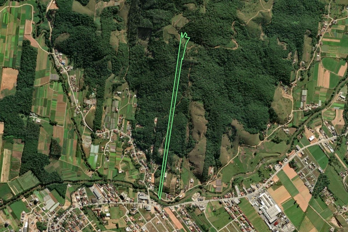 Imagem de satélite do imóvel rural em Antônio Carlos (SC), com o contorno declarado no CAR desenhado por cima.