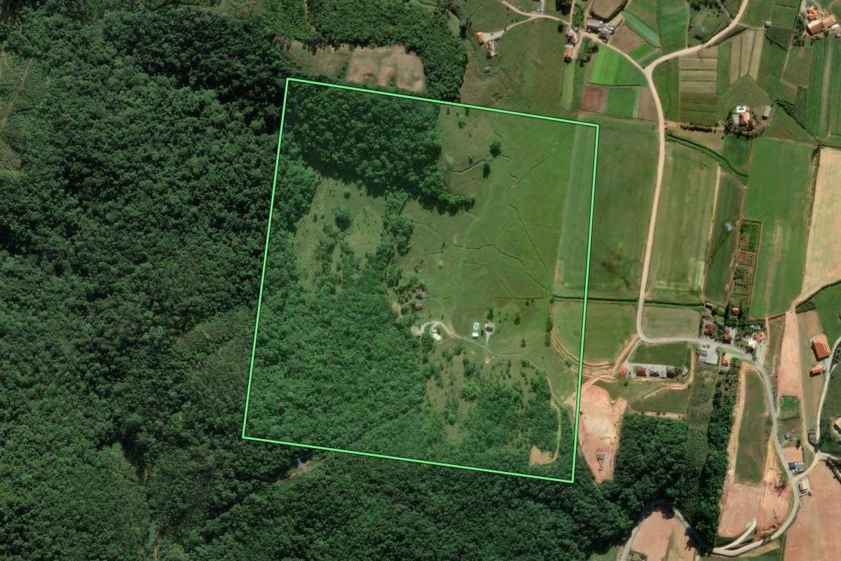 Imagem de satélite do imóvel rural em Antônio Carlos (SC), com o contorno declarado no CAR desenhado por cima.