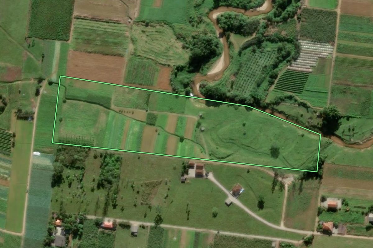 Imagem de satélite do imóvel rural em Antônio Carlos (SC), com o contorno declarado no CAR desenhado por cima.