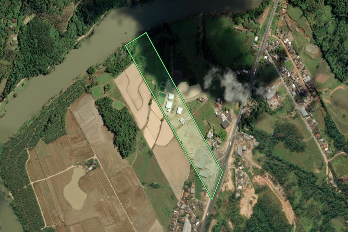Imagem de satélite do imóvel rural em Apiúna (SC), com o contorno declarado no CAR desenhado por cima.