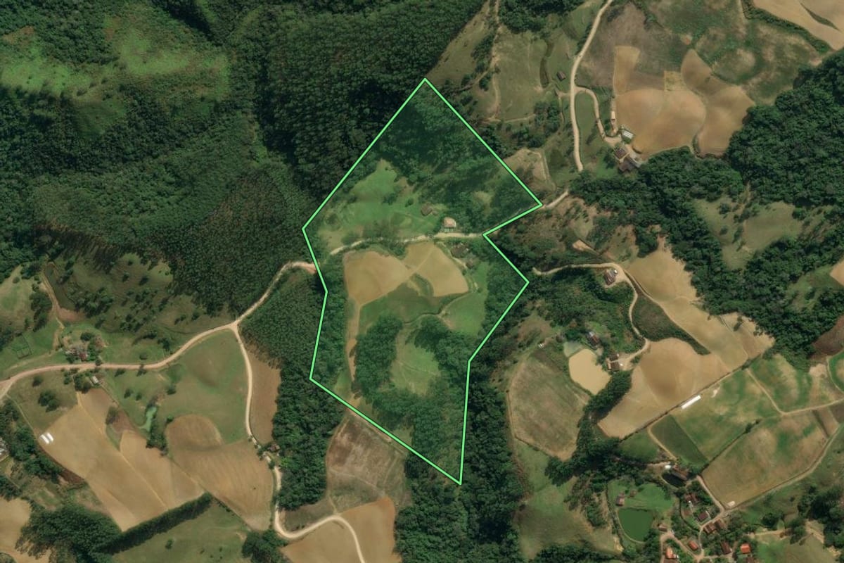 Imagem de satélite do imóvel rural em Apiúna (SC), com o contorno declarado no CAR desenhado por cima.