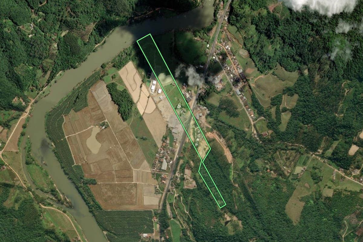Imagem de satélite do imóvel rural em Apiúna (SC), com o contorno declarado no CAR desenhado por cima.