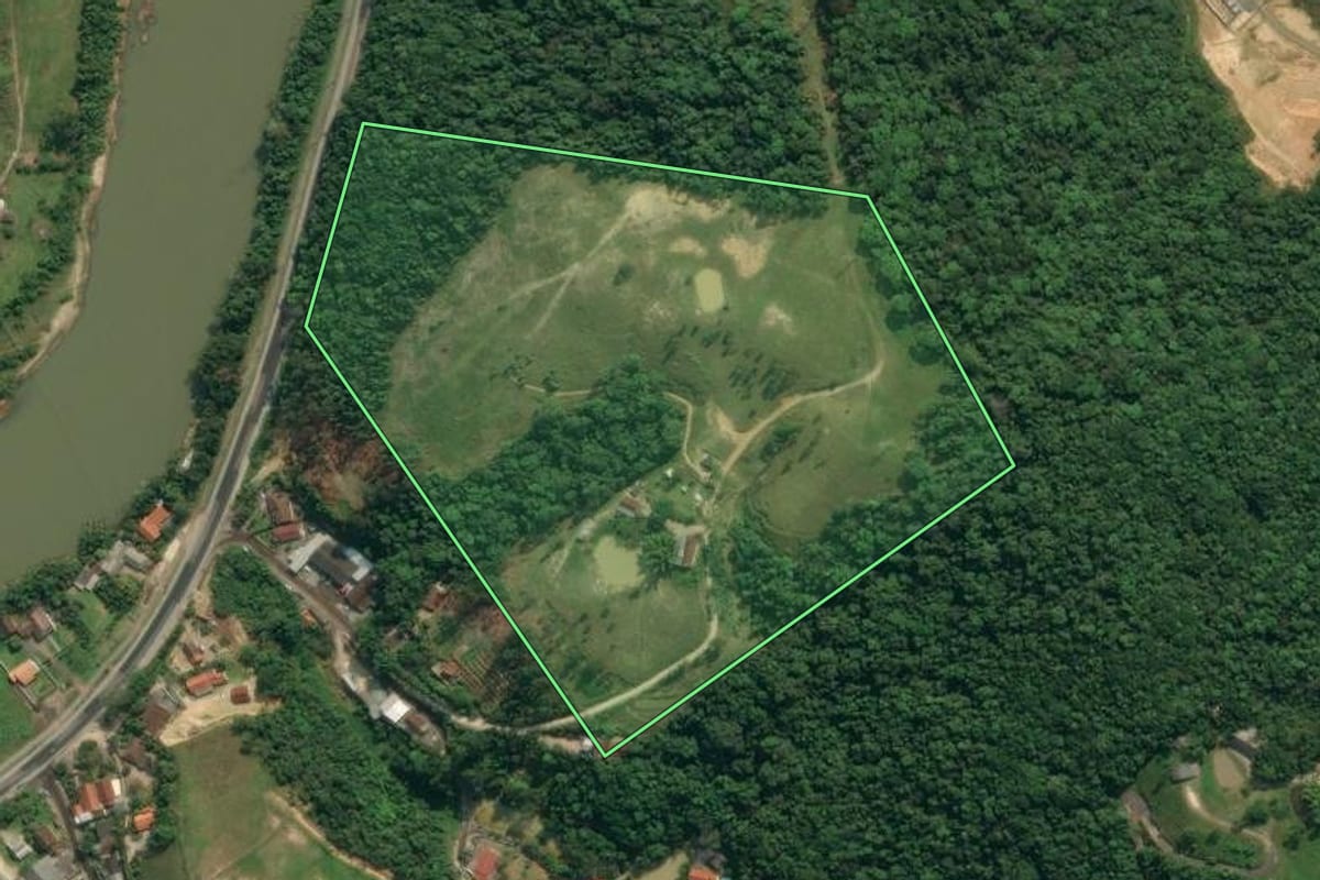 Imagem de satélite do imóvel rural em Apiúna (SC), com o contorno declarado no CAR desenhado por cima.