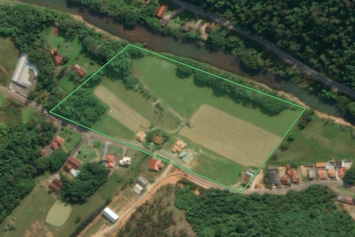 Imagem de satélite do imóvel rural em Apiúna (SC), com o contorno declarado no CAR desenhado por cima.