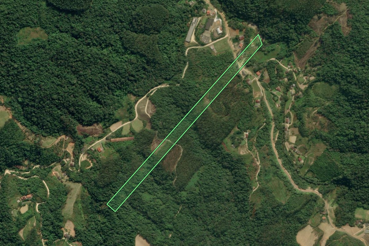Imagem de satélite do imóvel rural em Apiúna (SC), com o contorno declarado no CAR desenhado por cima.