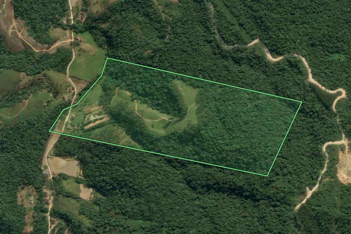 Imagem de satélite do imóvel rural em Apiúna (SC), com o contorno declarado no CAR desenhado por cima.