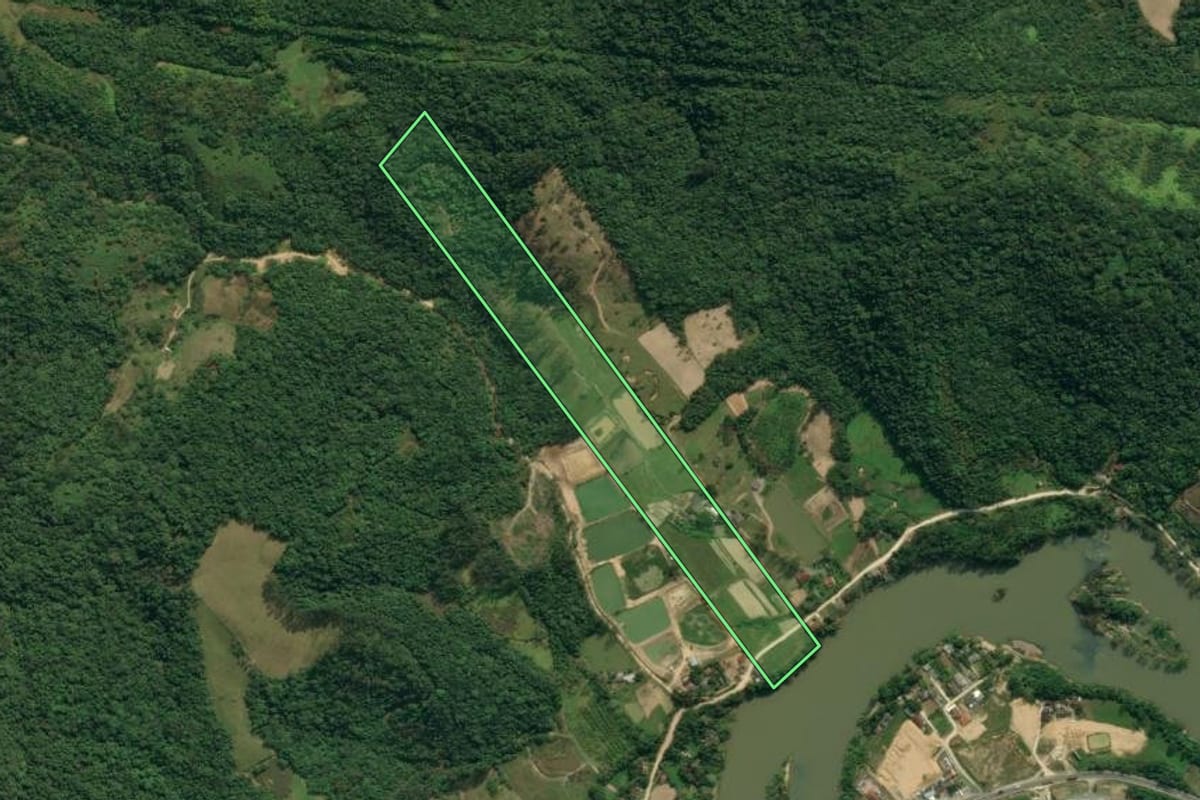 Imagem de satélite do imóvel rural em Apiúna (SC), com o contorno declarado no CAR desenhado por cima.