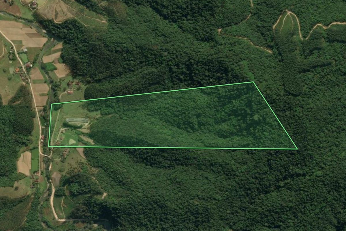 Imagem de satélite do imóvel rural em Apiúna (SC), com o contorno declarado no CAR desenhado por cima.