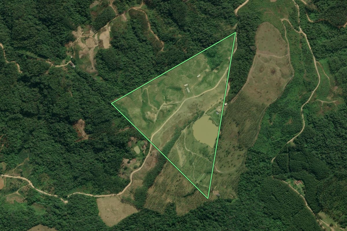 Imagem de satélite do imóvel rural em Apiúna (SC), com o contorno declarado no CAR desenhado por cima.