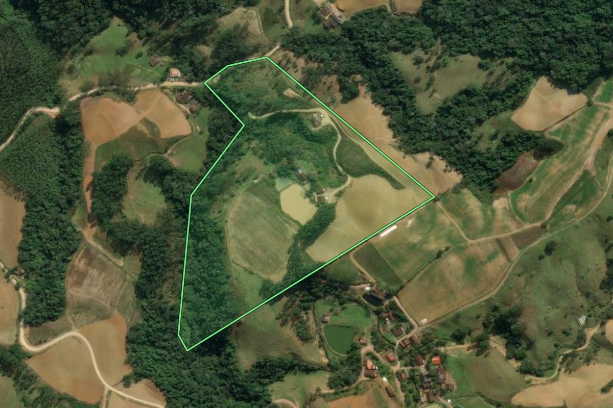 Imagem de satélite do imóvel rural em Apiúna (SC), com o contorno declarado no CAR desenhado por cima.