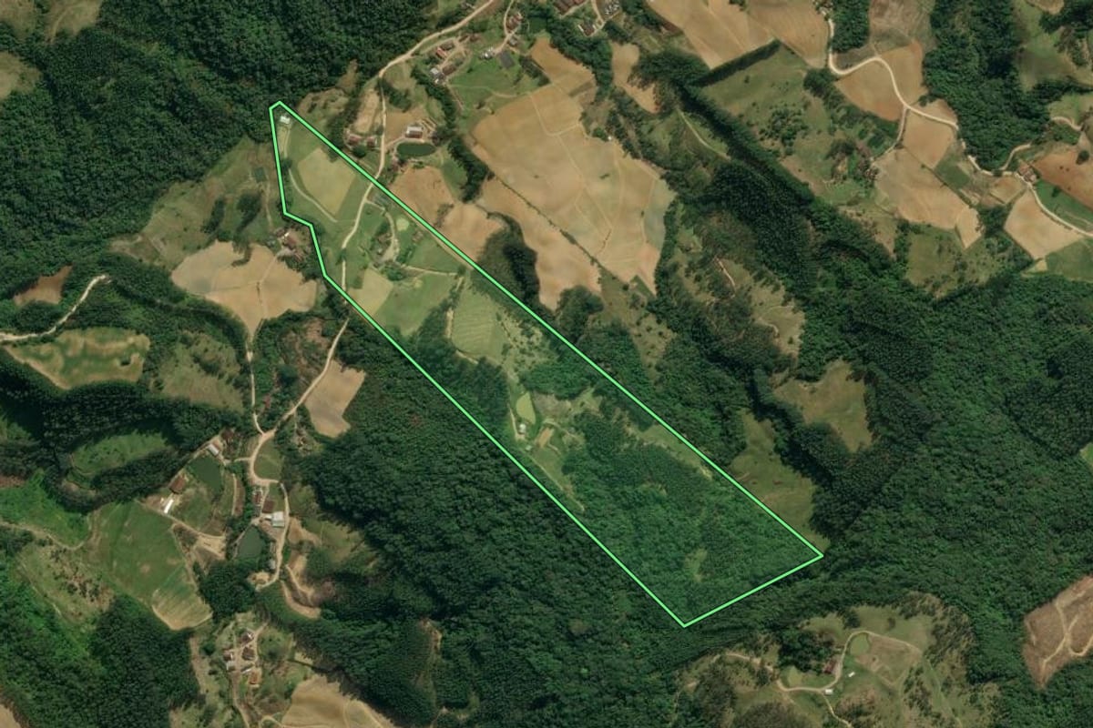 Imagem de satélite do imóvel rural em Apiúna (SC), com o contorno declarado no CAR desenhado por cima.