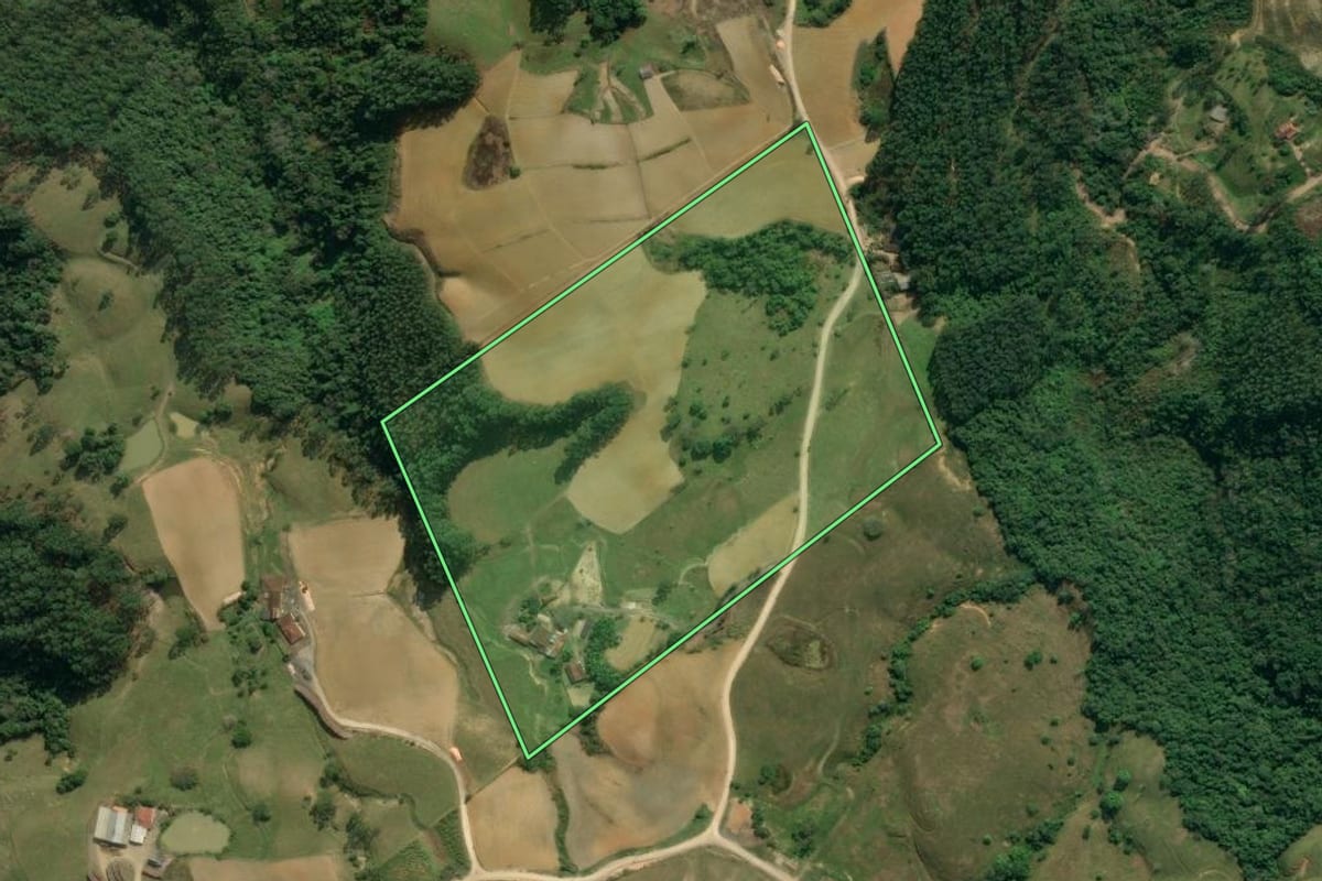 Imagem de satélite do imóvel rural em Apiúna (SC), com o contorno declarado no CAR desenhado por cima.