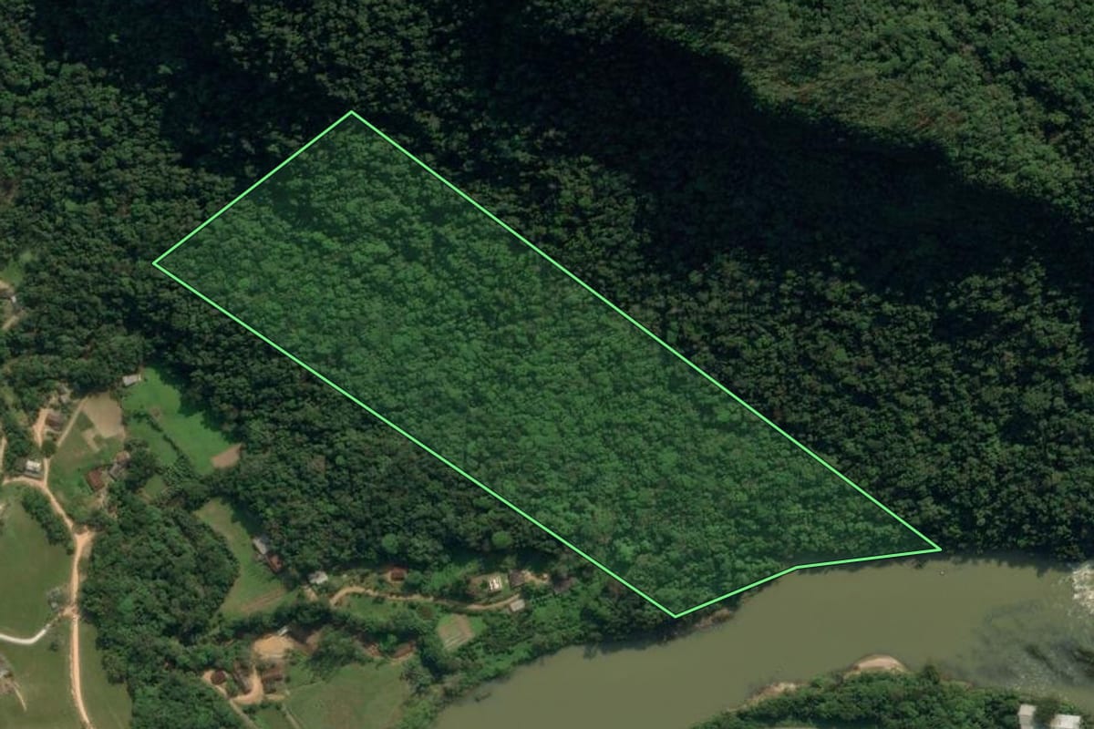 Imagem de satélite do imóvel rural em Apiúna (SC), com o contorno declarado no CAR desenhado por cima.