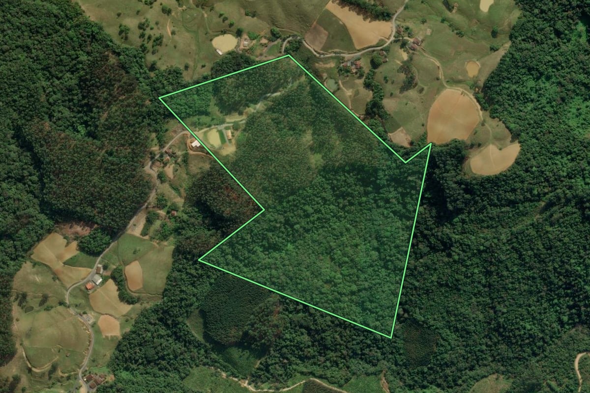 Imagem de satélite do imóvel rural em Apiúna (SC), com o contorno declarado no CAR desenhado por cima.