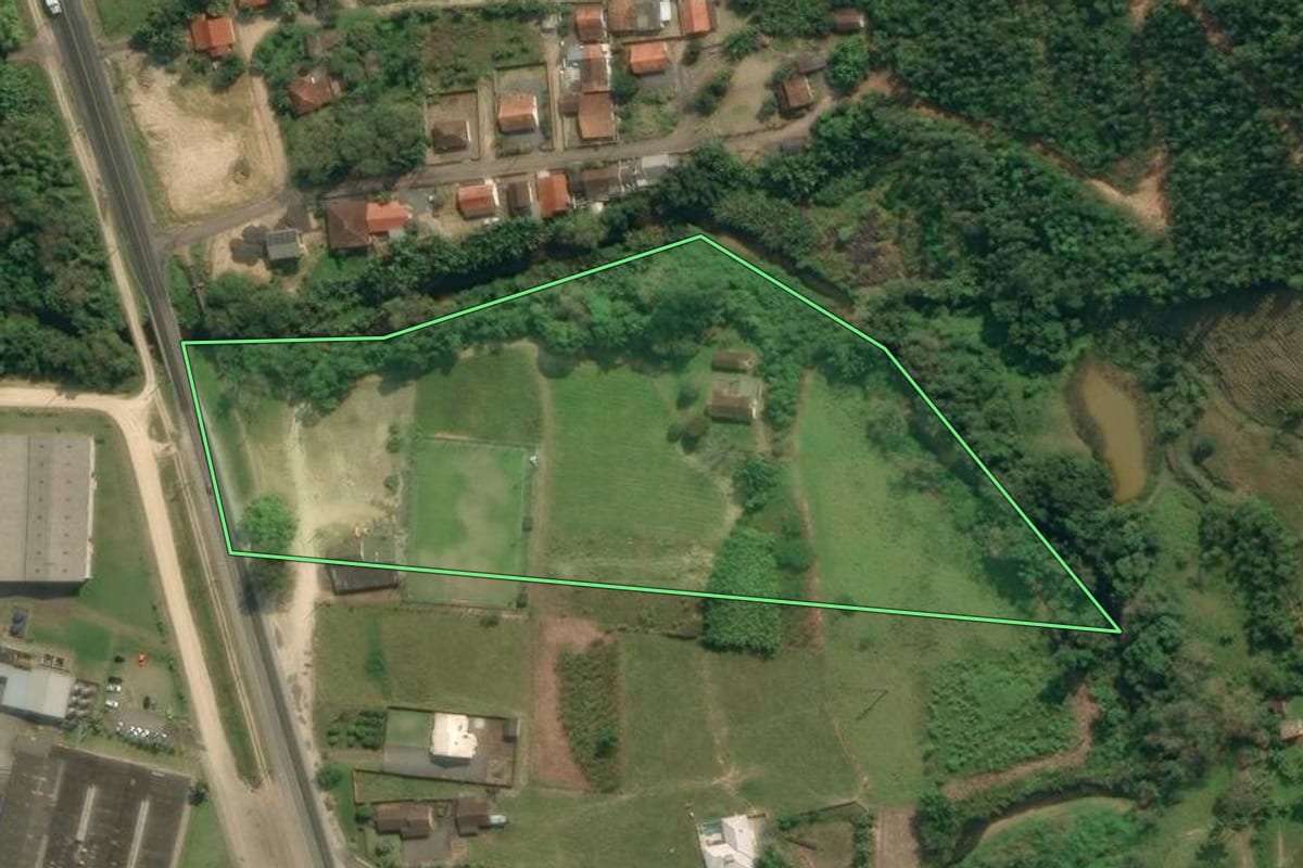 Imagem de satélite do imóvel rural em Apiúna (SC), com o contorno declarado no CAR desenhado por cima.