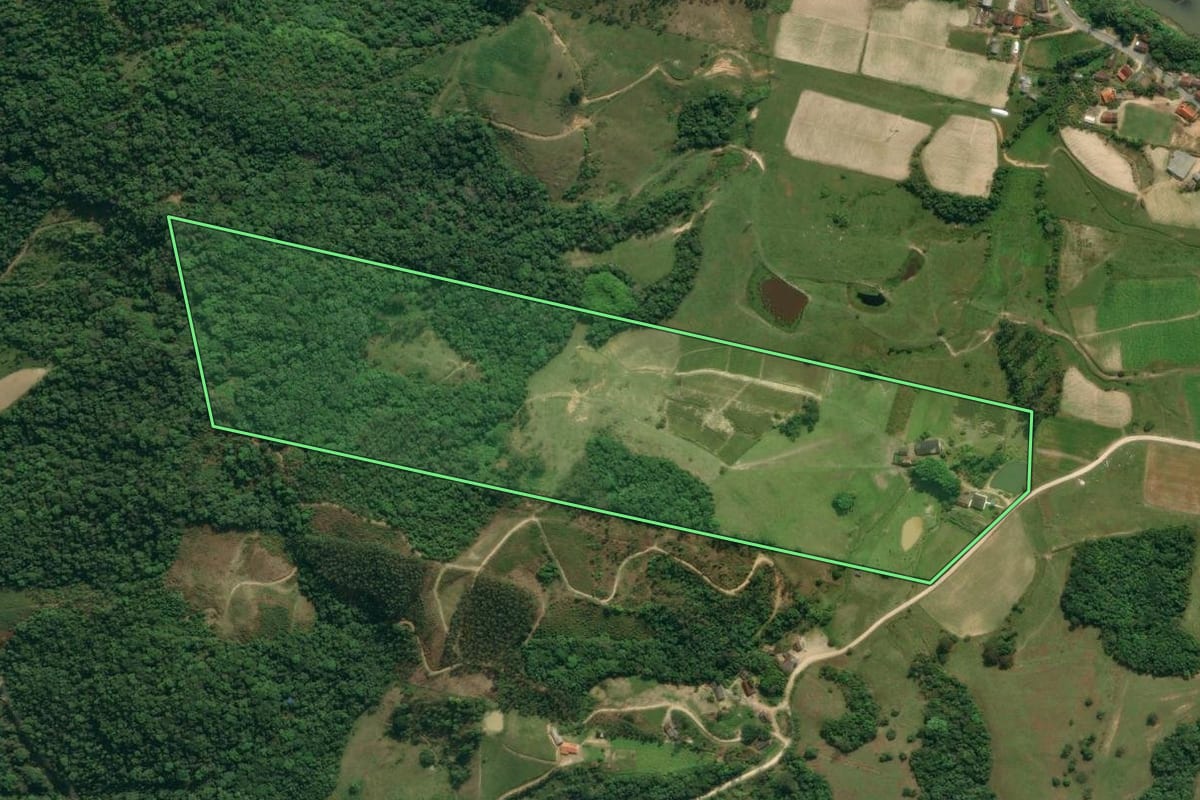 Imagem de satélite do imóvel rural em Apiúna (SC), com o contorno declarado no CAR desenhado por cima.