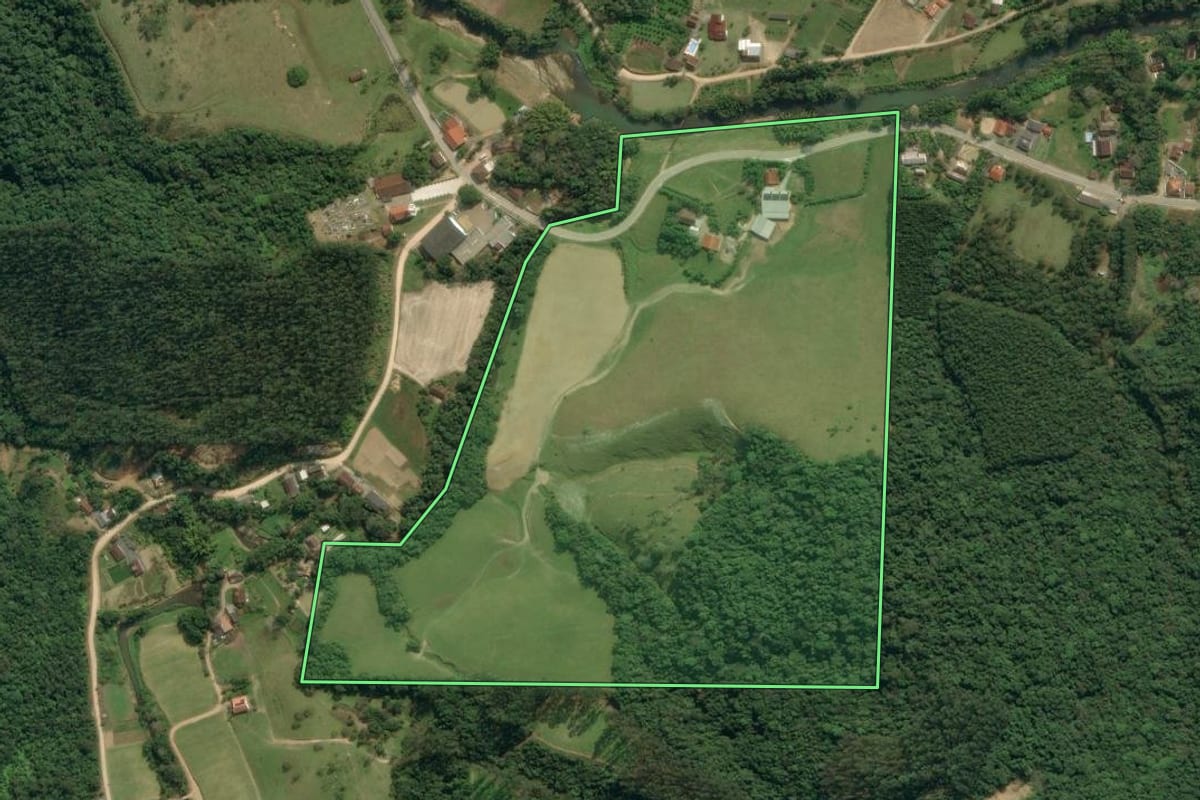 Imagem de satélite do imóvel rural em Apiúna (SC), com o contorno declarado no CAR desenhado por cima.