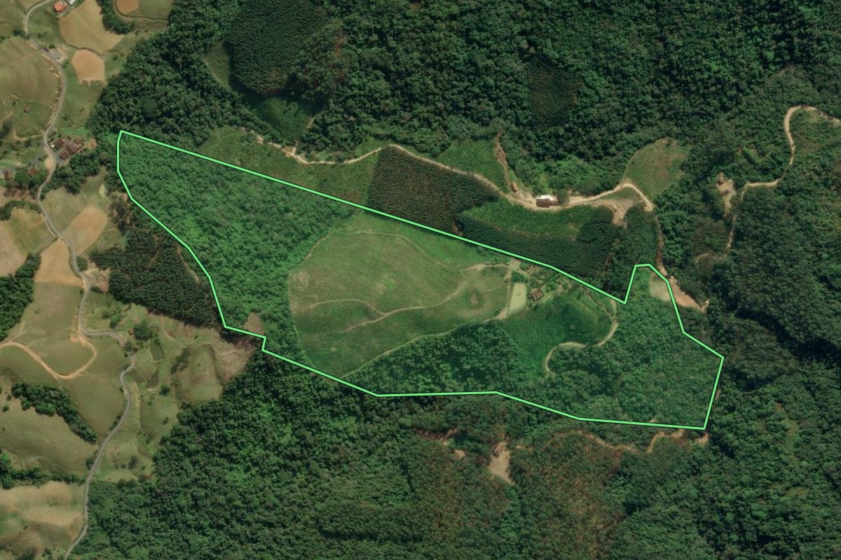 Imagem de satélite do imóvel rural em Apiúna (SC), com o contorno declarado no CAR desenhado por cima.