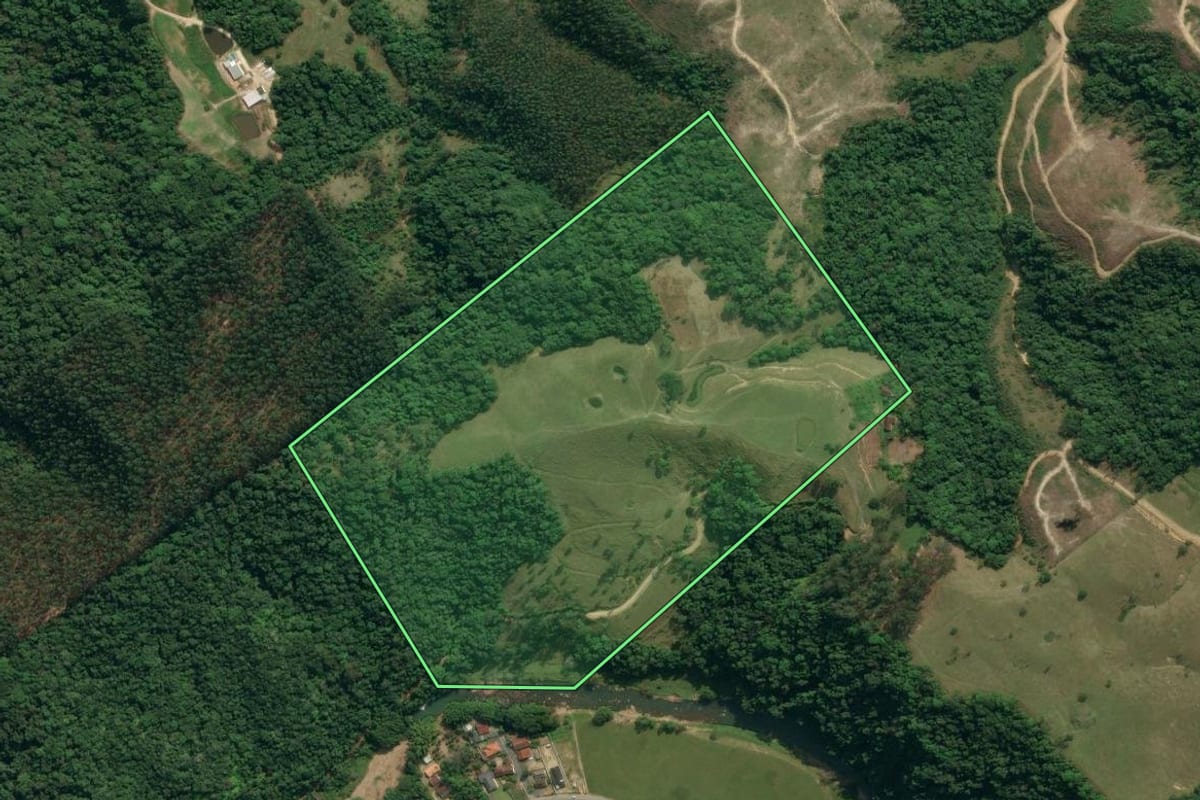 Imagem de satélite do imóvel rural em Apiúna (SC), com o contorno declarado no CAR desenhado por cima.