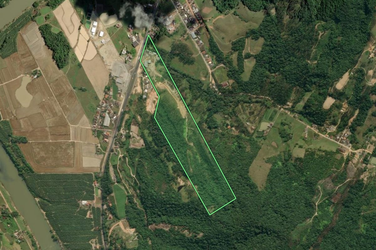 Imagem de satélite do imóvel rural em Apiúna (SC), com o contorno declarado no CAR desenhado por cima.