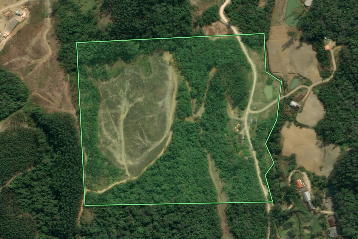 Imagem de satélite do imóvel rural em Apiúna (SC), com o contorno declarado no CAR desenhado por cima.