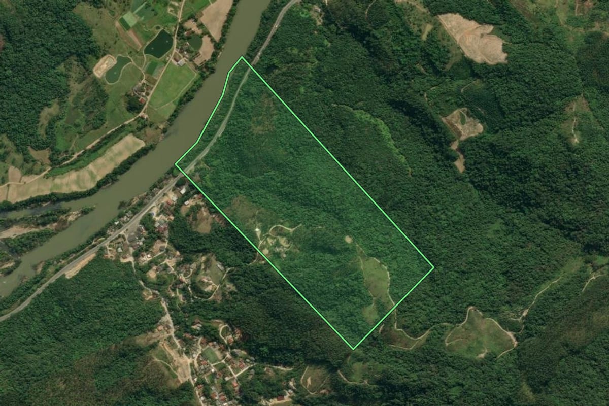 Imagem de satélite do imóvel rural em Apiúna (SC), com o contorno declarado no CAR desenhado por cima.