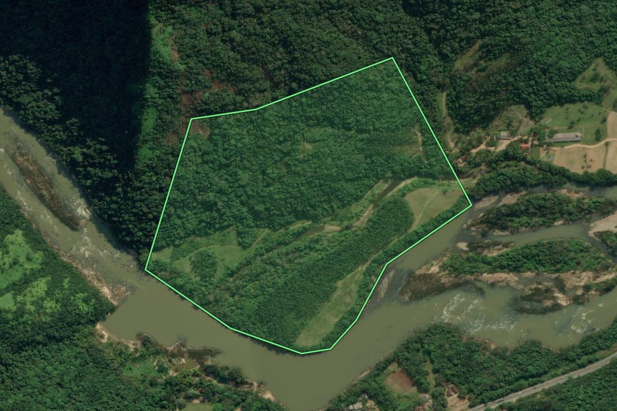 Imagem de satélite do imóvel rural em Apiúna (SC), com o contorno declarado no CAR desenhado por cima.