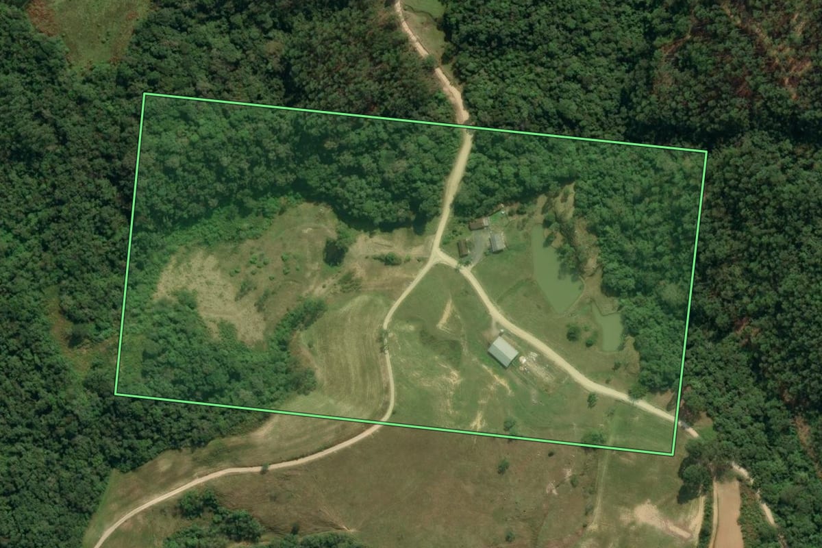 Imagem de satélite do imóvel rural em Apiúna (SC), com o contorno declarado no CAR desenhado por cima.