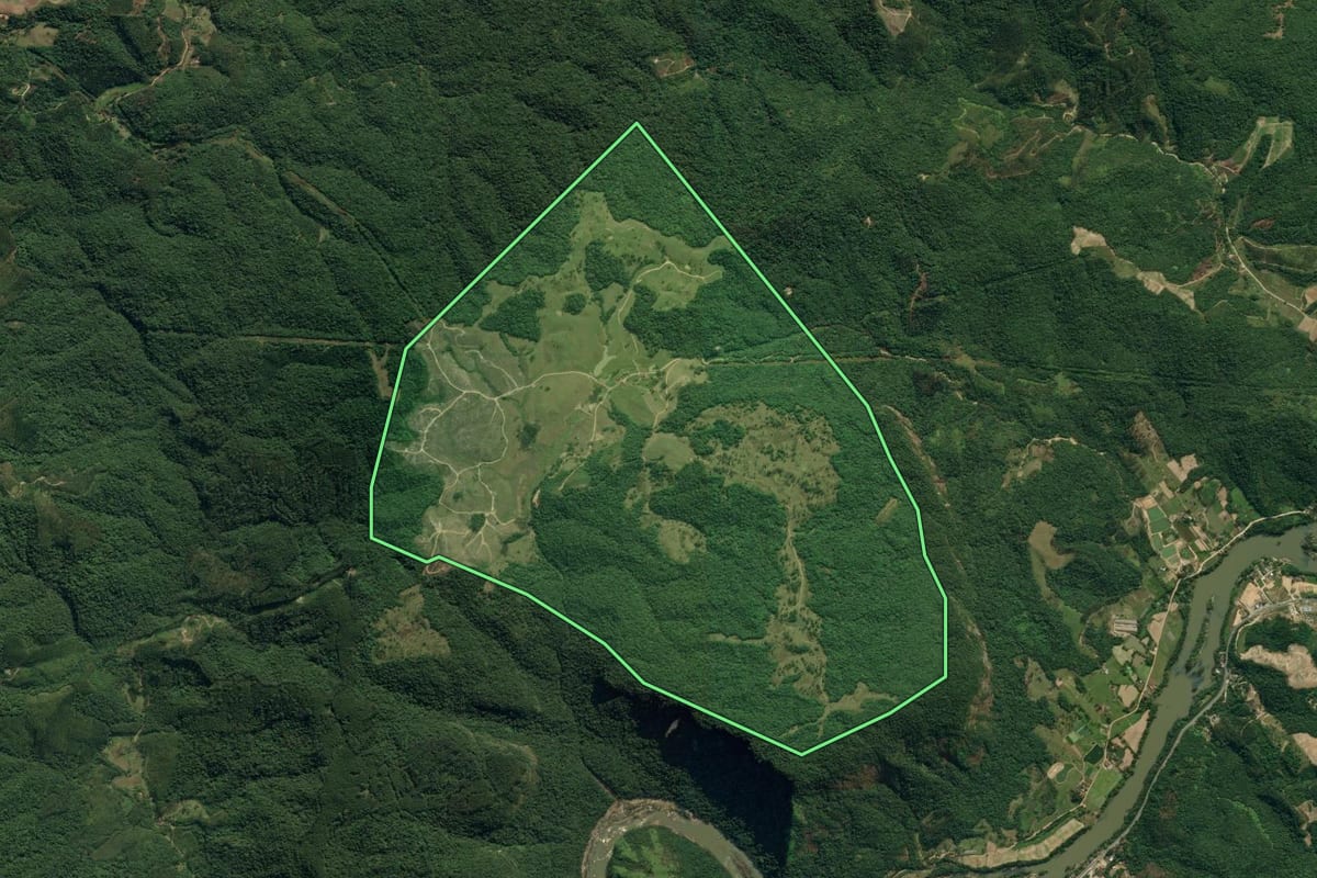 Imagem de satélite do imóvel rural em Apiúna (SC), com o contorno declarado no CAR desenhado por cima.
