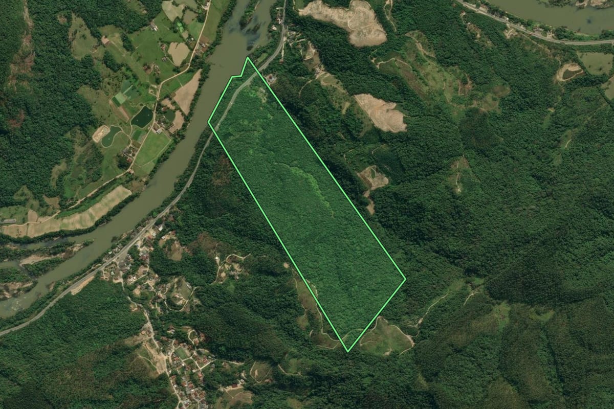 Imagem de satélite do imóvel rural em Apiúna (SC), com o contorno declarado no CAR desenhado por cima.