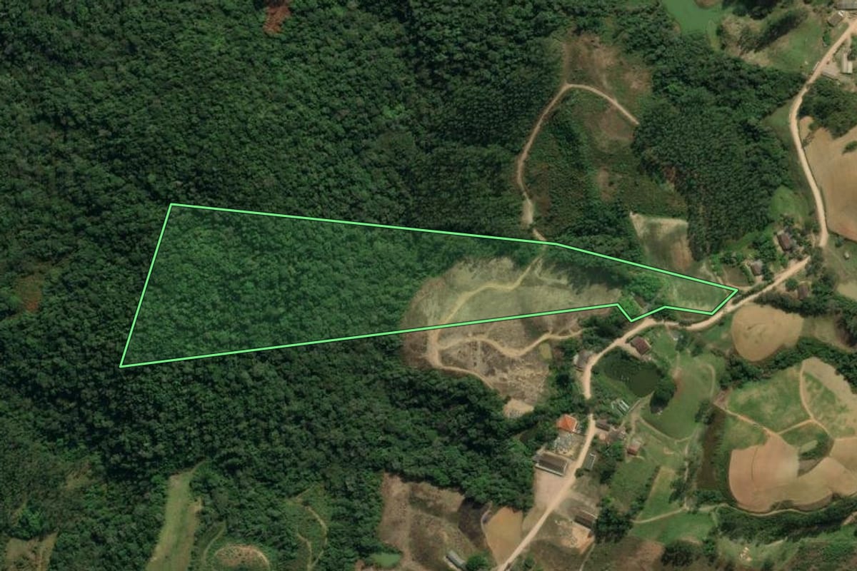 Imagem de satélite do imóvel rural em Apiúna (SC), com o contorno declarado no CAR desenhado por cima.