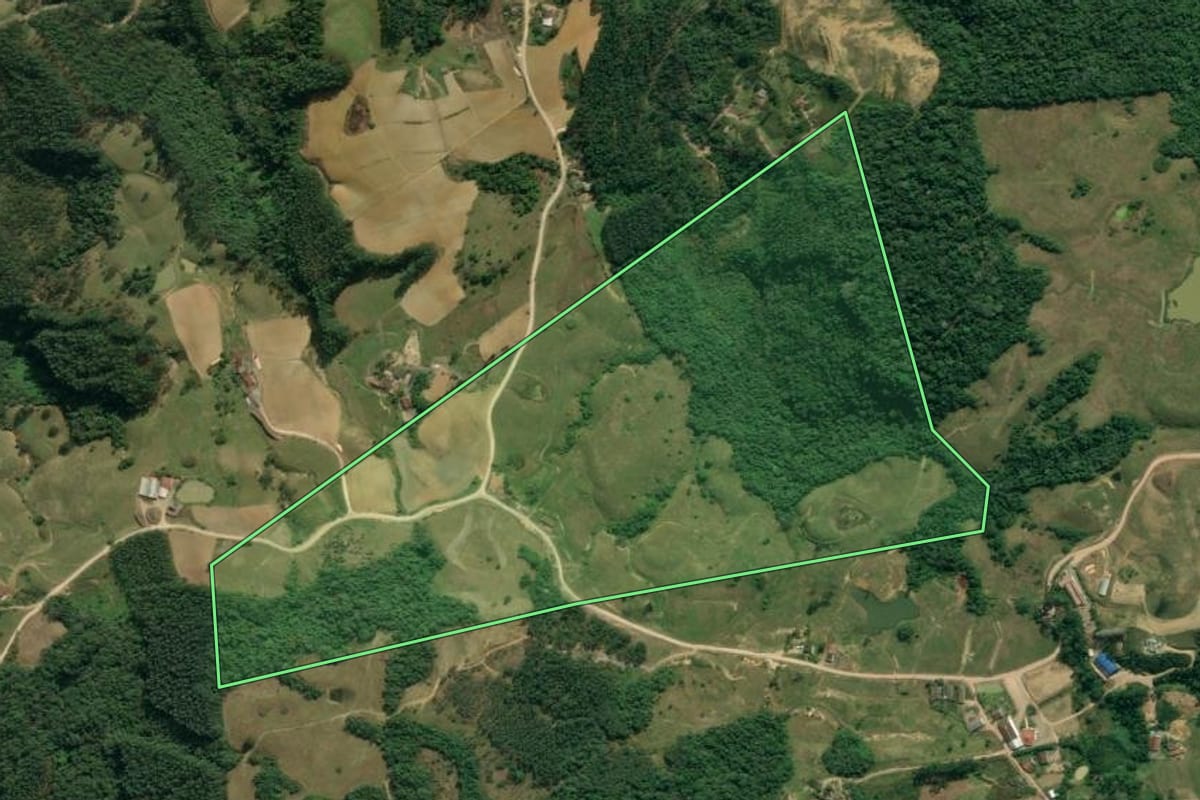 Imagem de satélite do imóvel rural em Apiúna (SC), com o contorno declarado no CAR desenhado por cima.