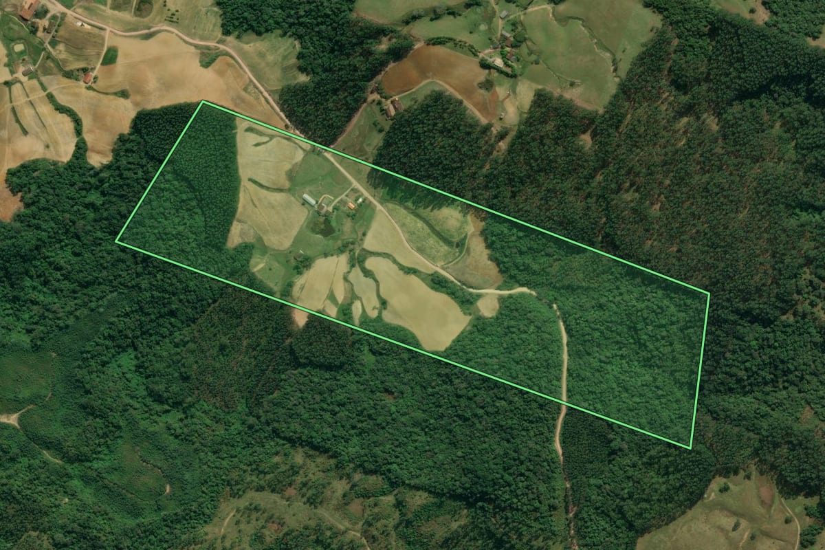 Imagem de satélite do imóvel rural em Apiúna (SC), com o contorno declarado no CAR desenhado por cima.
