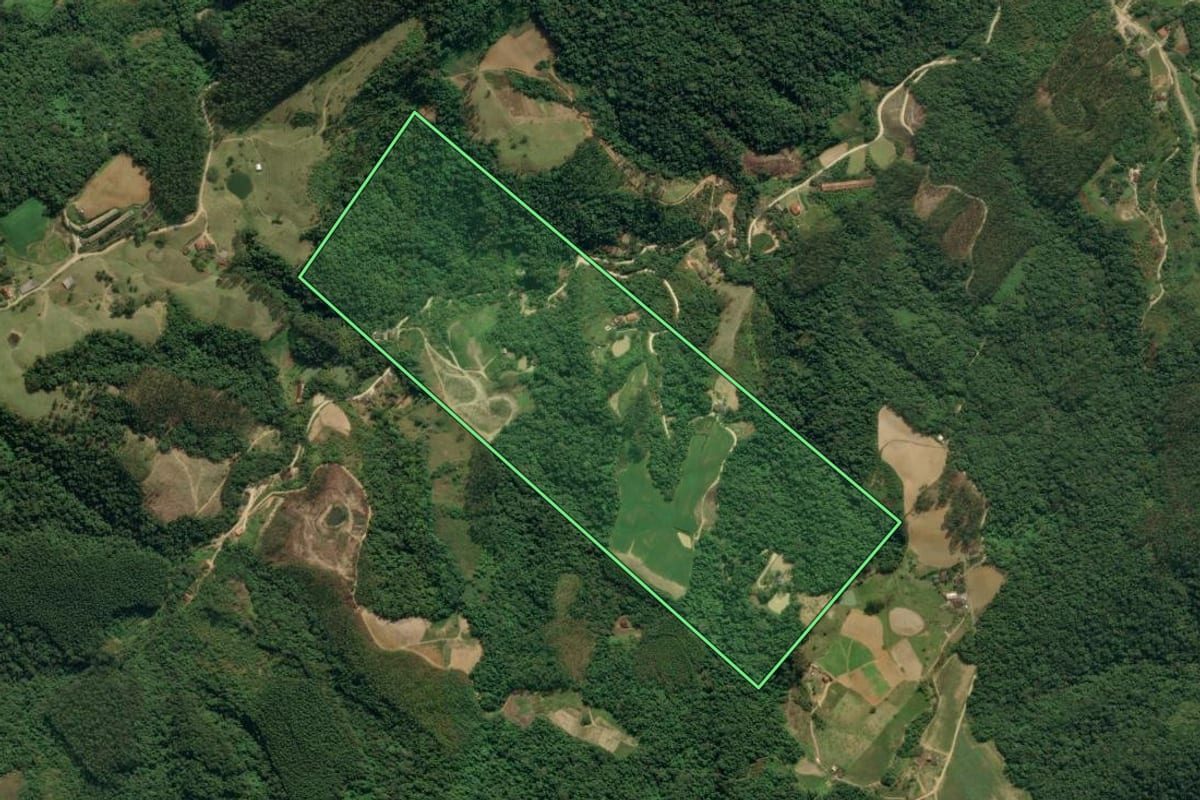 Imagem de satélite do imóvel rural em Apiúna (SC), com o contorno declarado no CAR desenhado por cima.
