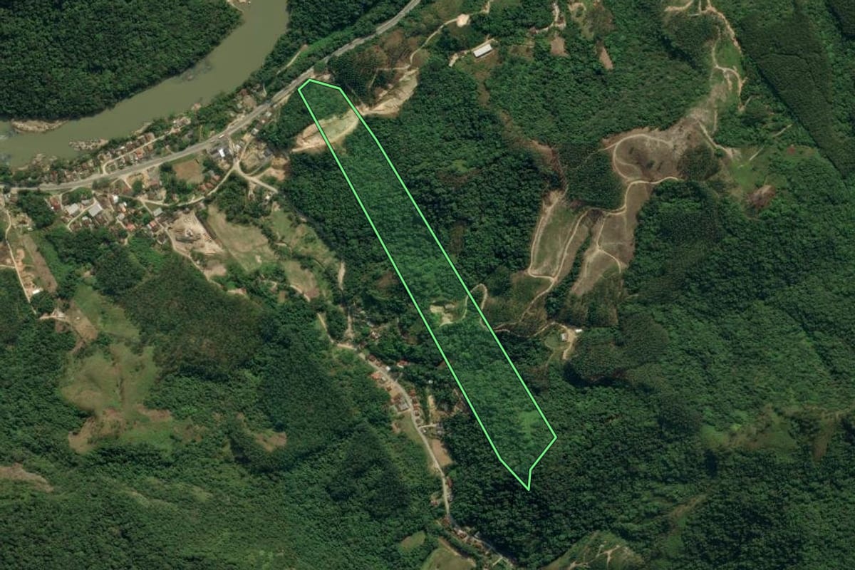 Imagem de satélite do imóvel rural em Apiúna (SC), com o contorno declarado no CAR desenhado por cima.